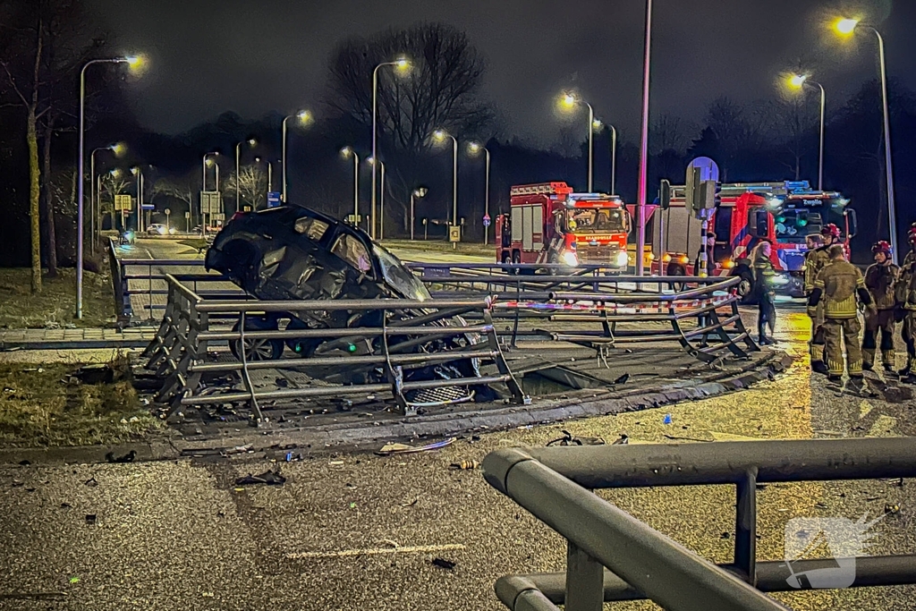 Auto verwoest na crash, bestuurder zwaargewond
