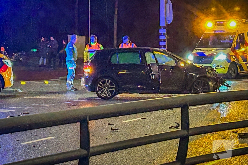 Auto verwoest na crash, bestuurder zwaargewond