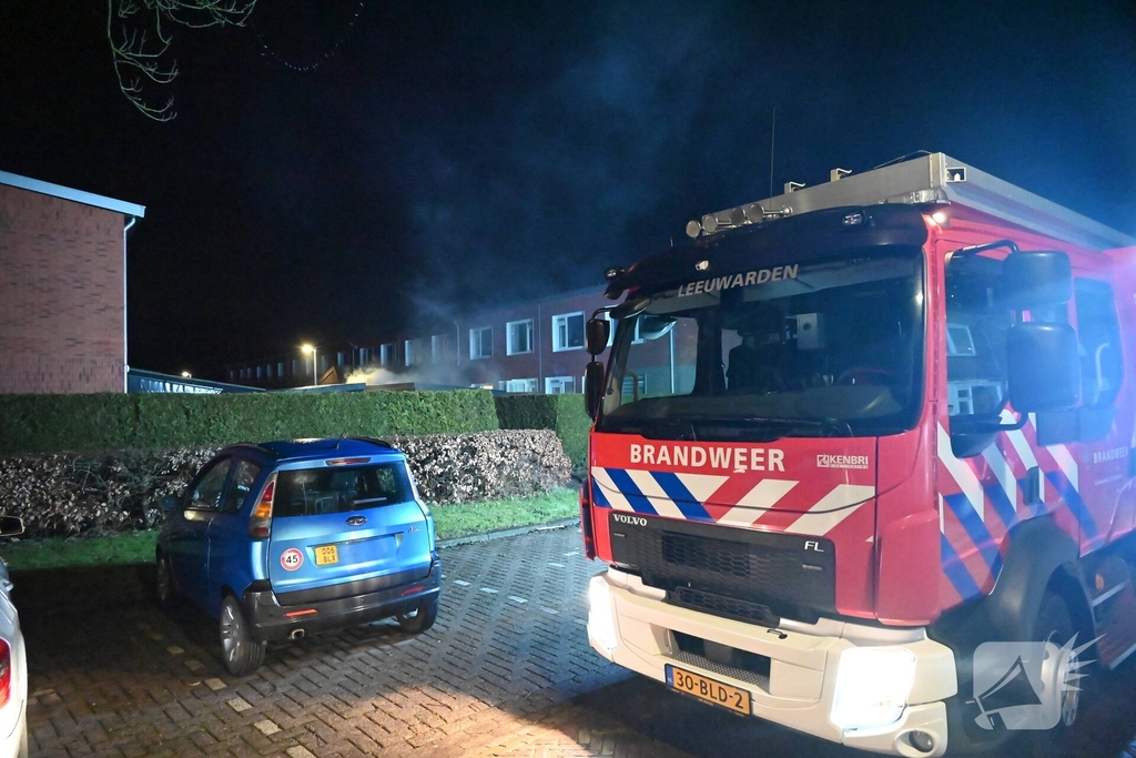 Brand in bijgebouw zorgt voor flinke rookontwikkeling