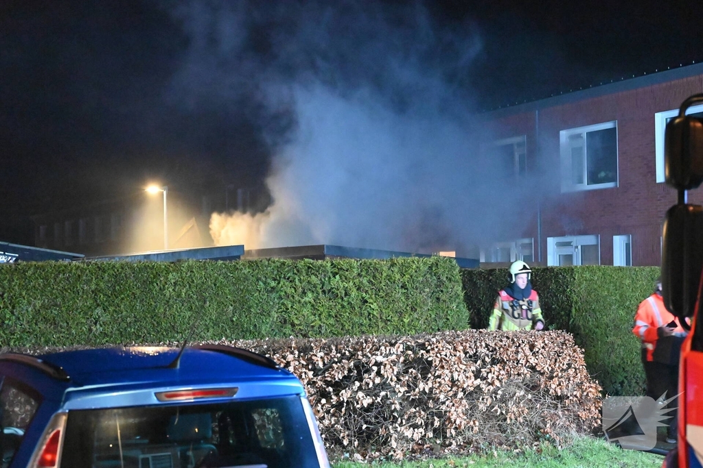 Brand in bijgebouw zorgt voor flinke rookontwikkeling