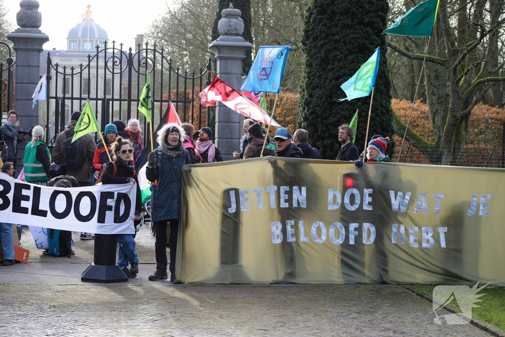 Tientallen demonstranten bij Paleis van koning bij presentatie kabinet