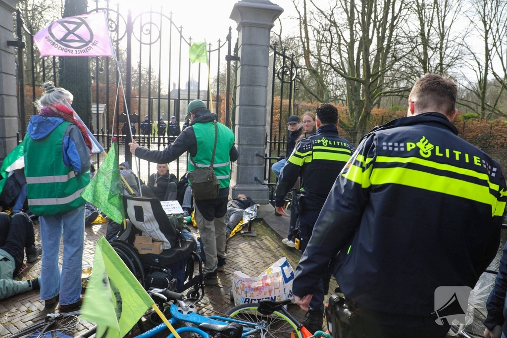 Tientallen demonstranten bij Paleis van koning bij presentatie kabinet