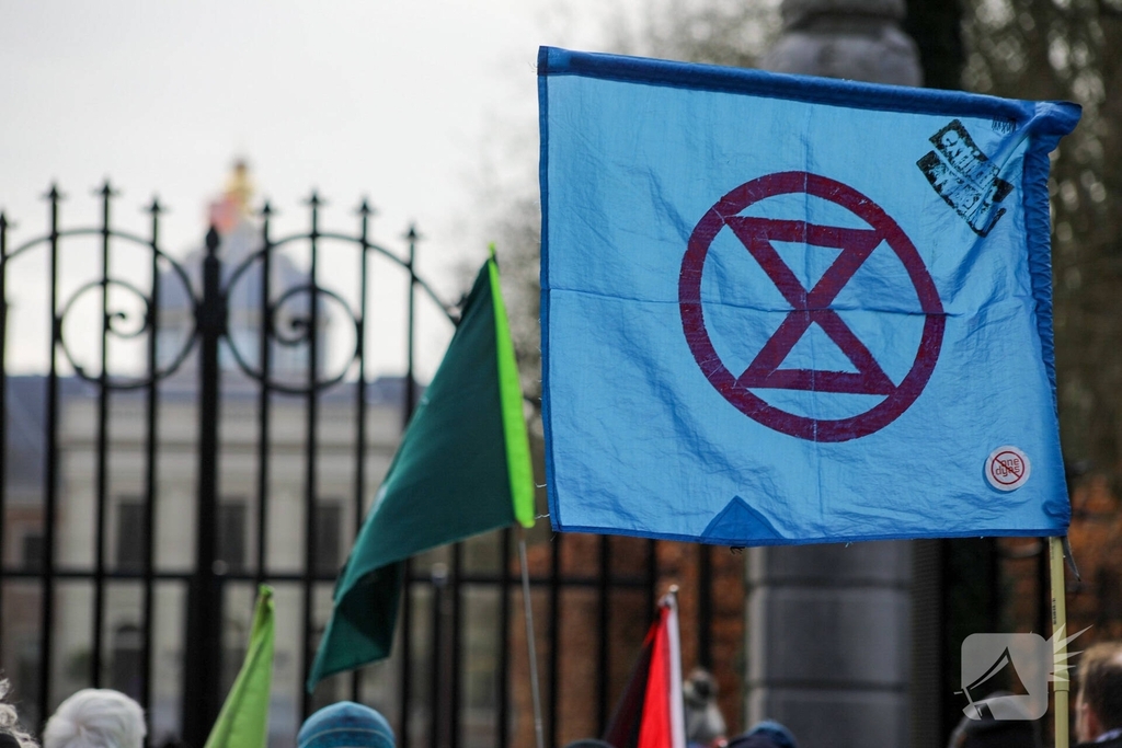 Tientallen demonstranten bij Paleis van koning bij presentatie kabinet