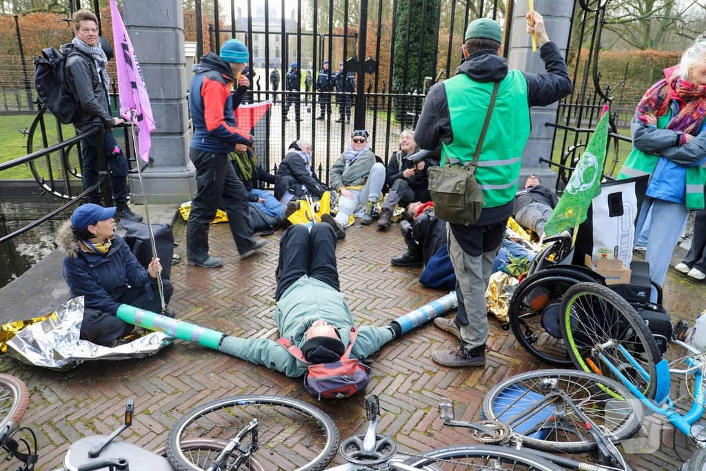 Tientallen demonstranten bij Paleis van koning bij presentatie kabinet