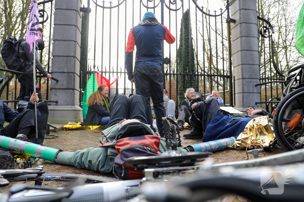 Tientallen demonstranten bij Paleis van koning bij presentatie kabinet