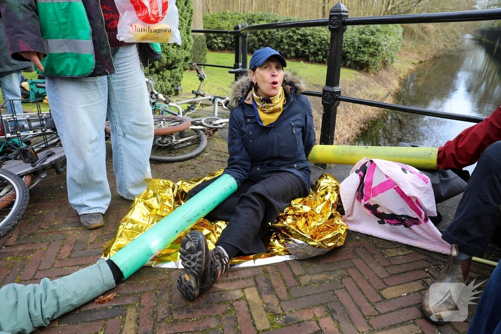 Tientallen demonstranten bij Paleis van koning bij presentatie kabinet