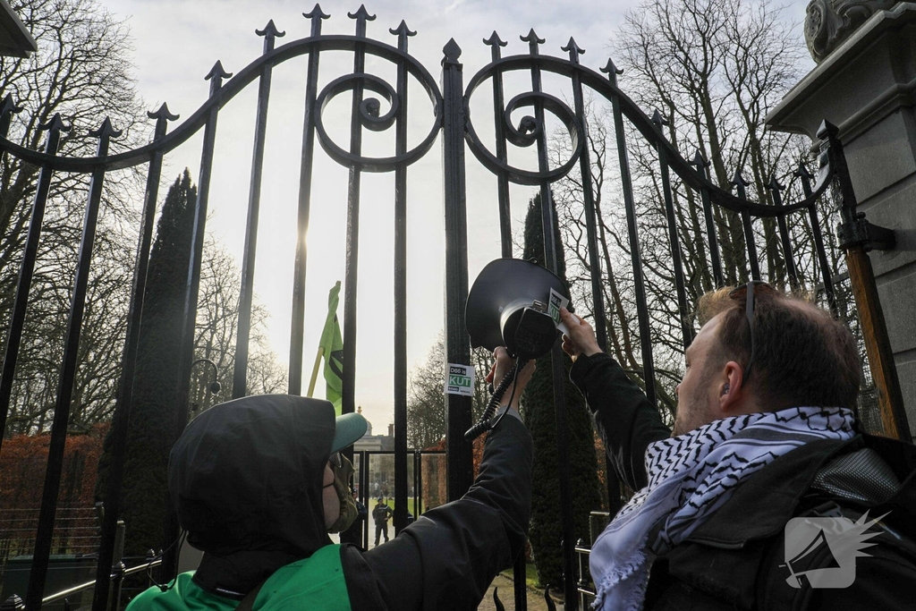 Tientallen demonstranten bij Paleis van koning bij presentatie kabinet