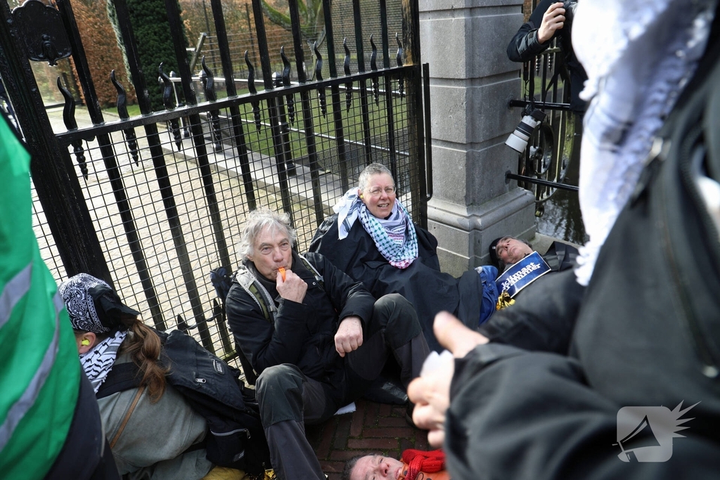 Tientallen demonstranten bij Paleis van koning bij presentatie kabinet