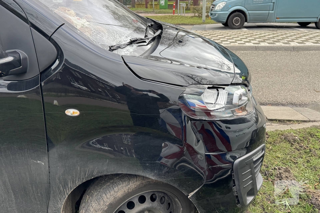 Bestelbus rijdt jongeman op fiets aan