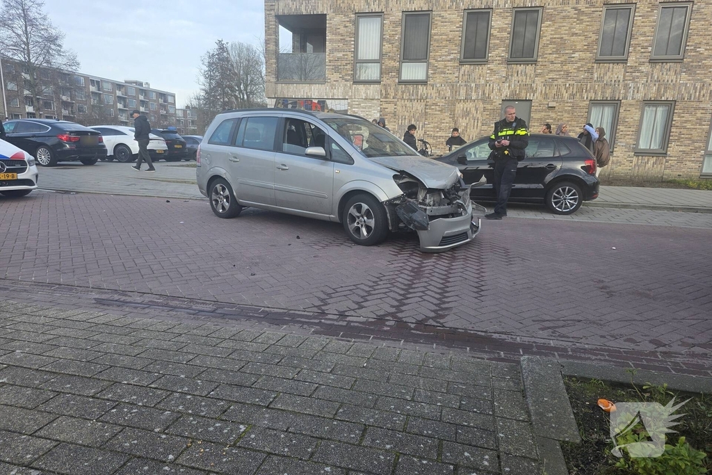 Auto komt in botsing met geparkeerd voertuig