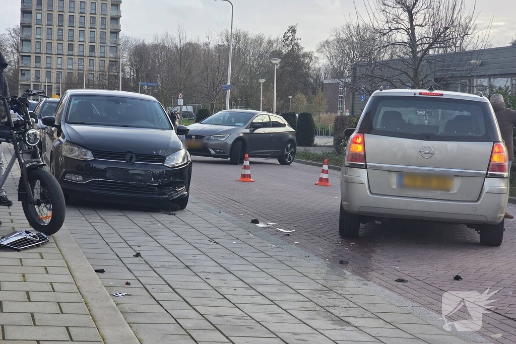 Auto komt in botsing met geparkeerd voertuig