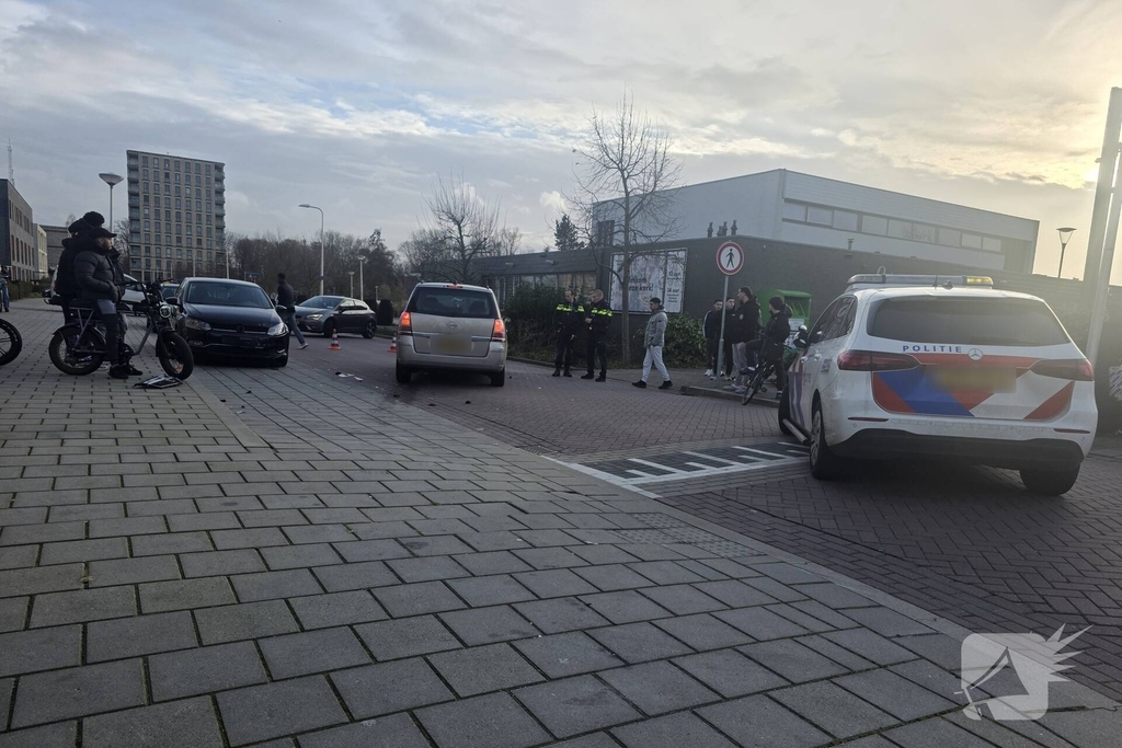Auto komt in botsing met geparkeerd voertuig