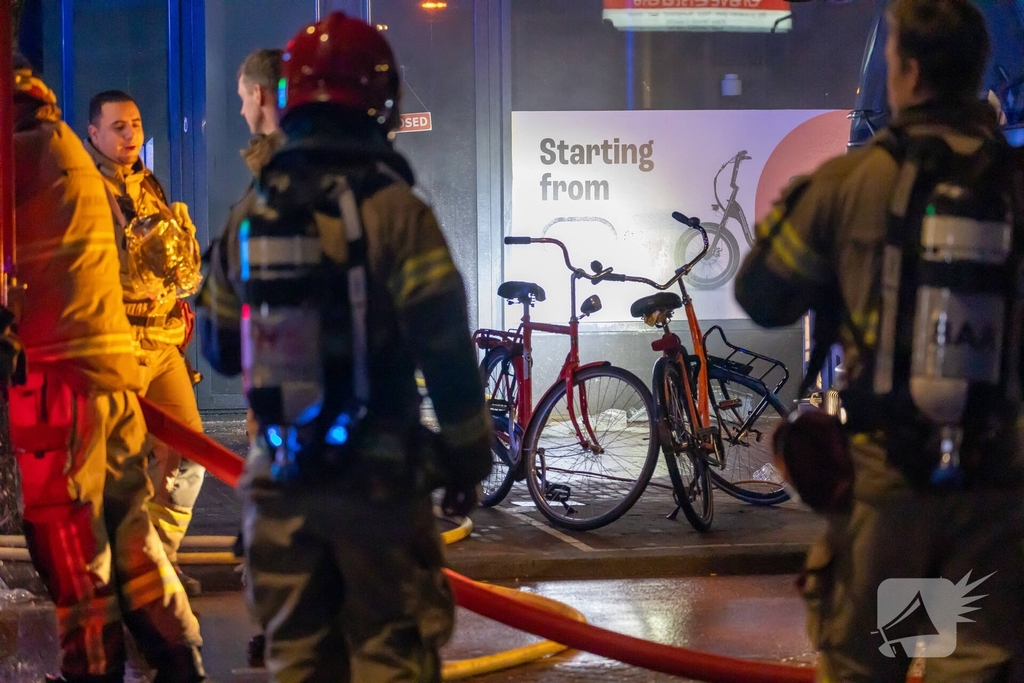 Brand in fietsenwinkel na vermoedelijke accu-ontbranding
