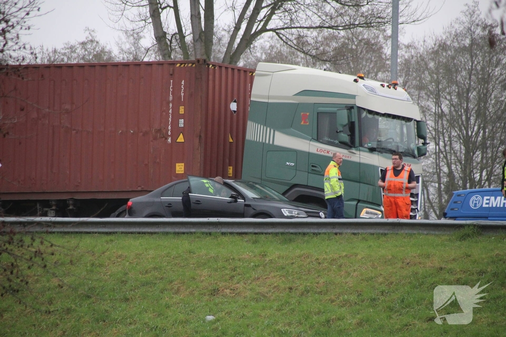 Botsing tussen vrachtwagen en auto zonder gewonden