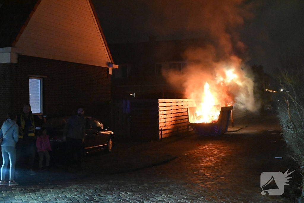 Container met bouw afval in lichterlaaie
