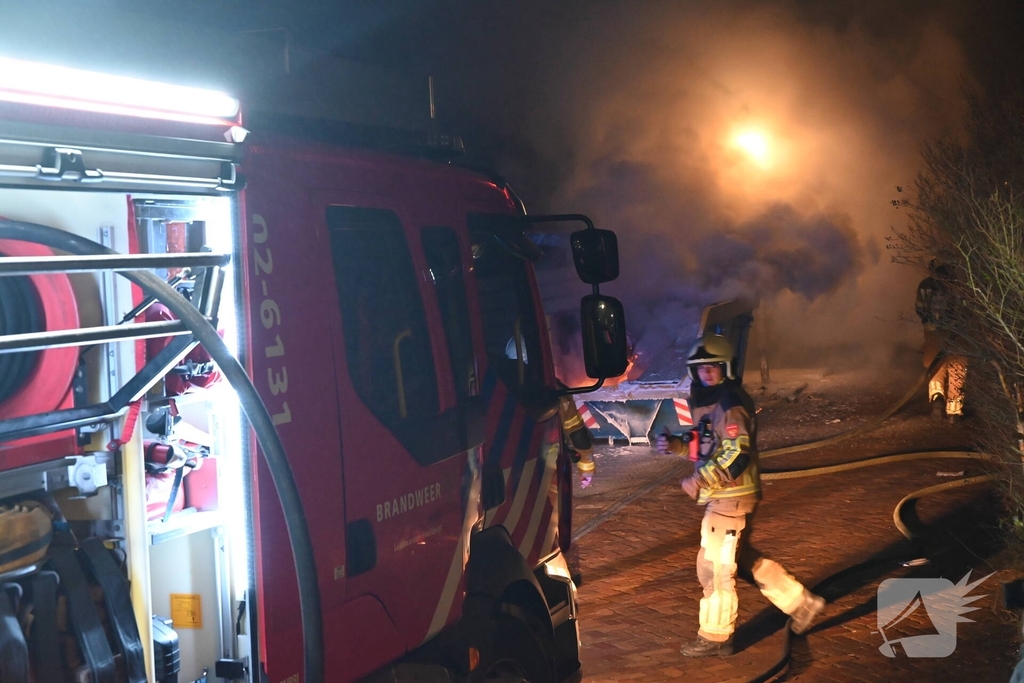 Container met bouw afval in lichterlaaie
