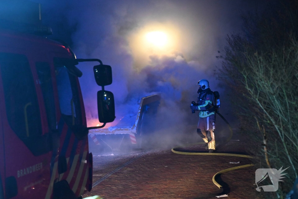 Container met bouw afval in lichterlaaie