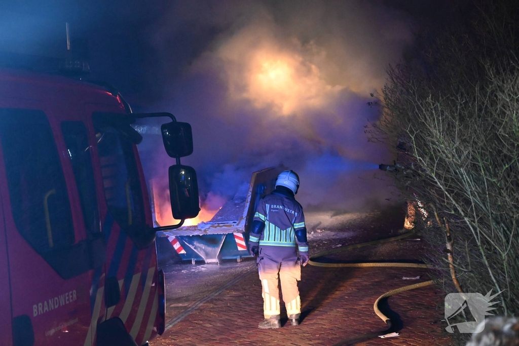 Container met bouw afval in lichterlaaie