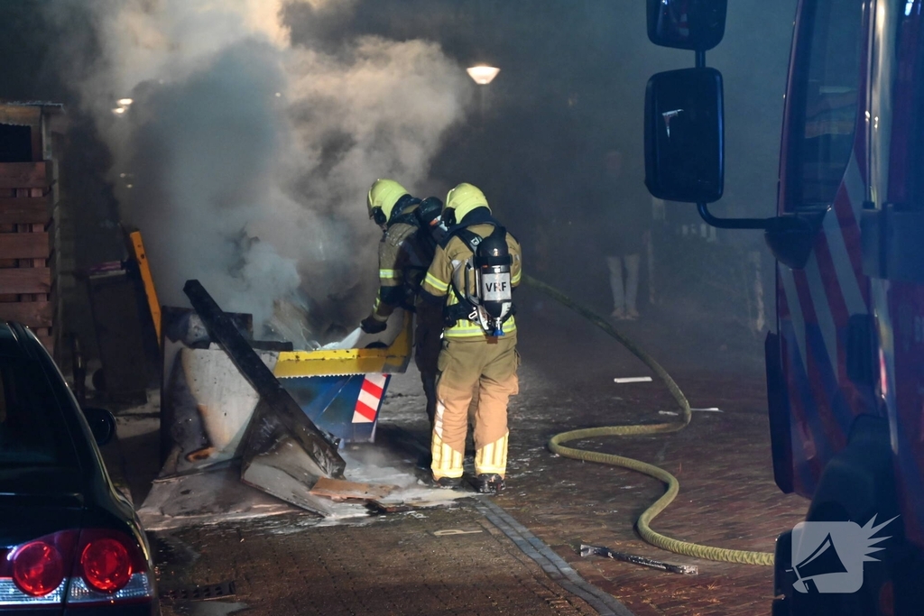 Container met bouw afval in lichterlaaie