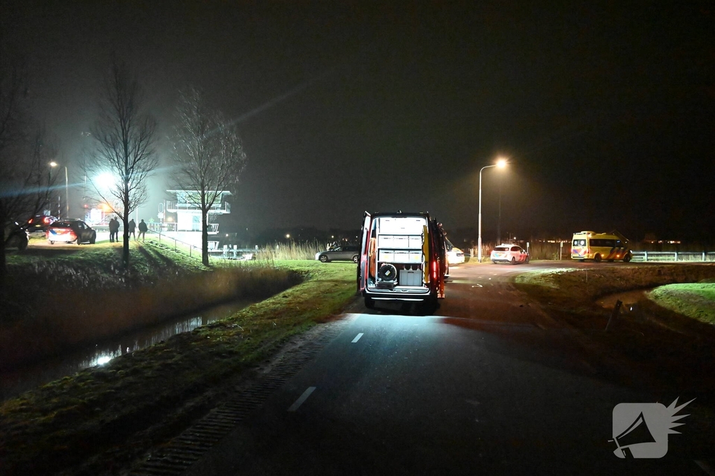 Brandweer zoekt in water naar persoon
