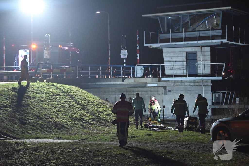 Brandweer zoekt in water naar persoon