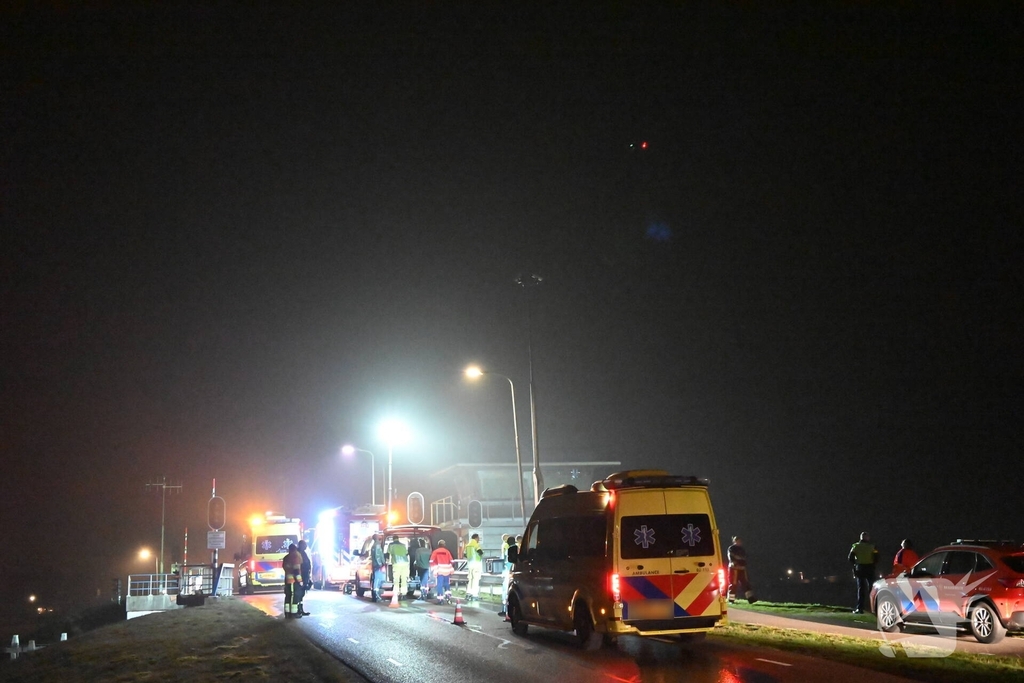 Brandweer zoekt in water naar persoon