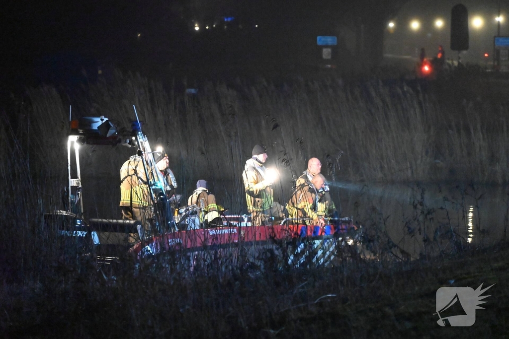 Brandweer zoekt in water naar persoon