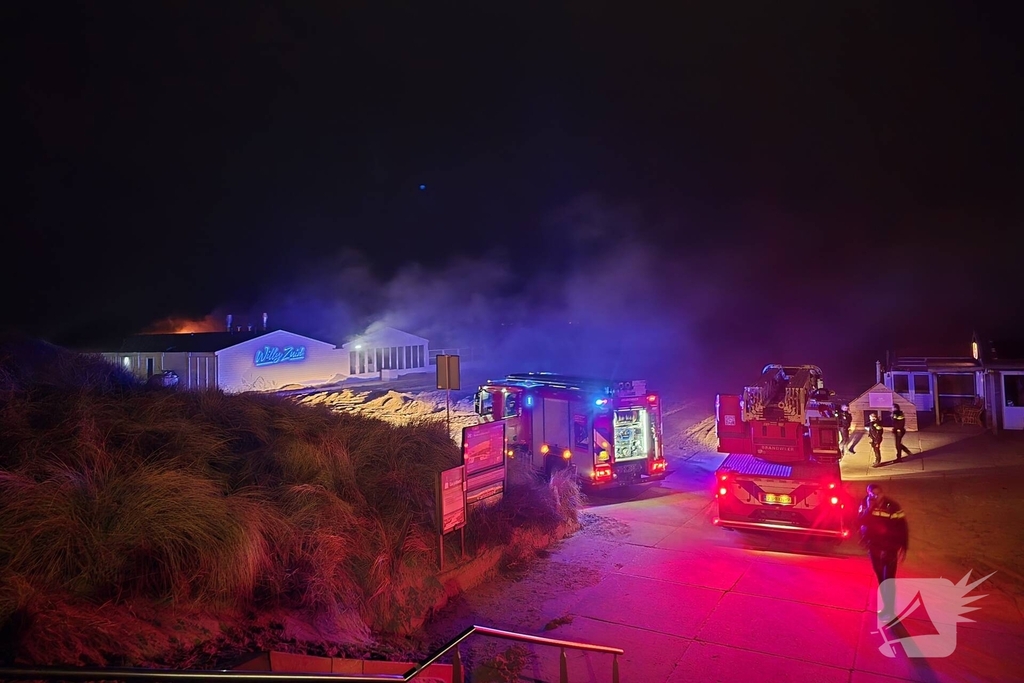 Dak van strandtent in brand