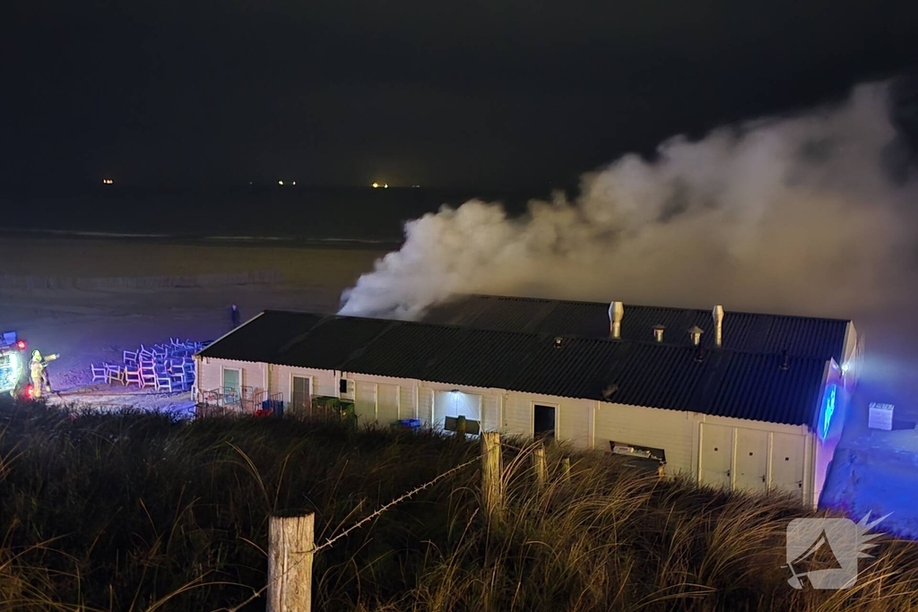 Dak van strandtent in brand