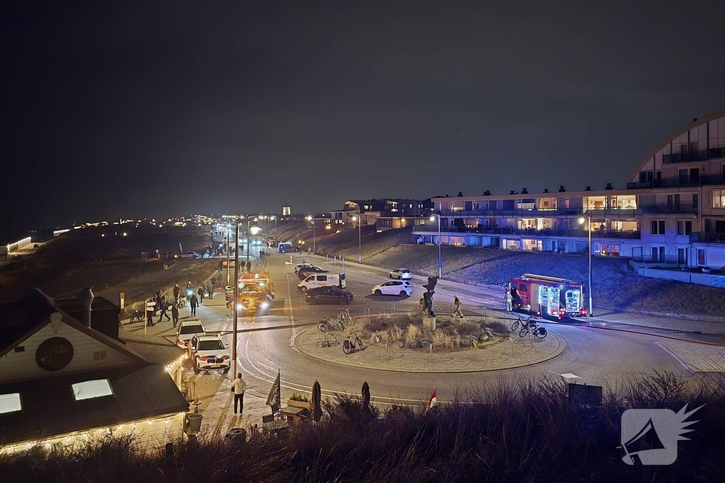Dak van strandtent in brand