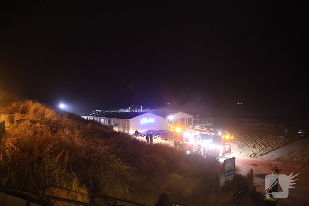 Dak van strandtent in brand