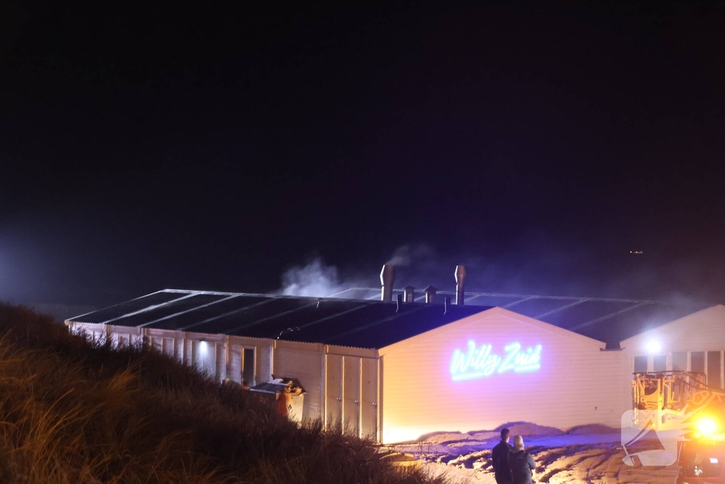Dak van strandtent in brand
