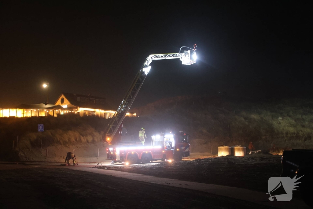 Dak van strandtent in brand
