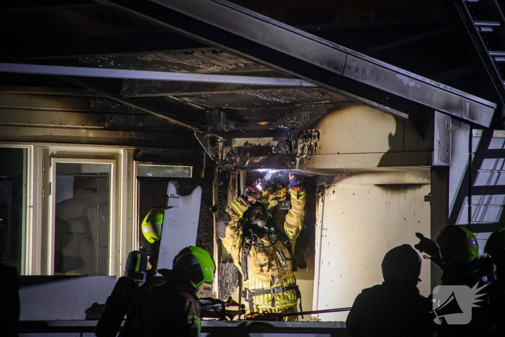 Dak van strandtent in brand