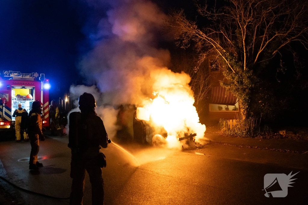 Auto volledig verwoest door brand