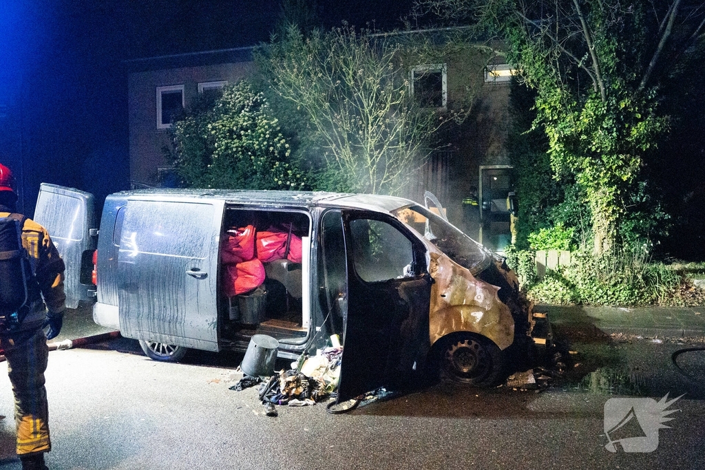 Auto volledig verwoest door brand