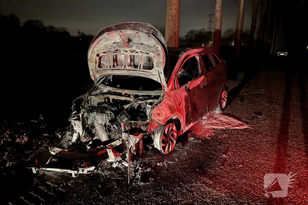 Auto vliegt tijdens rijden in brand