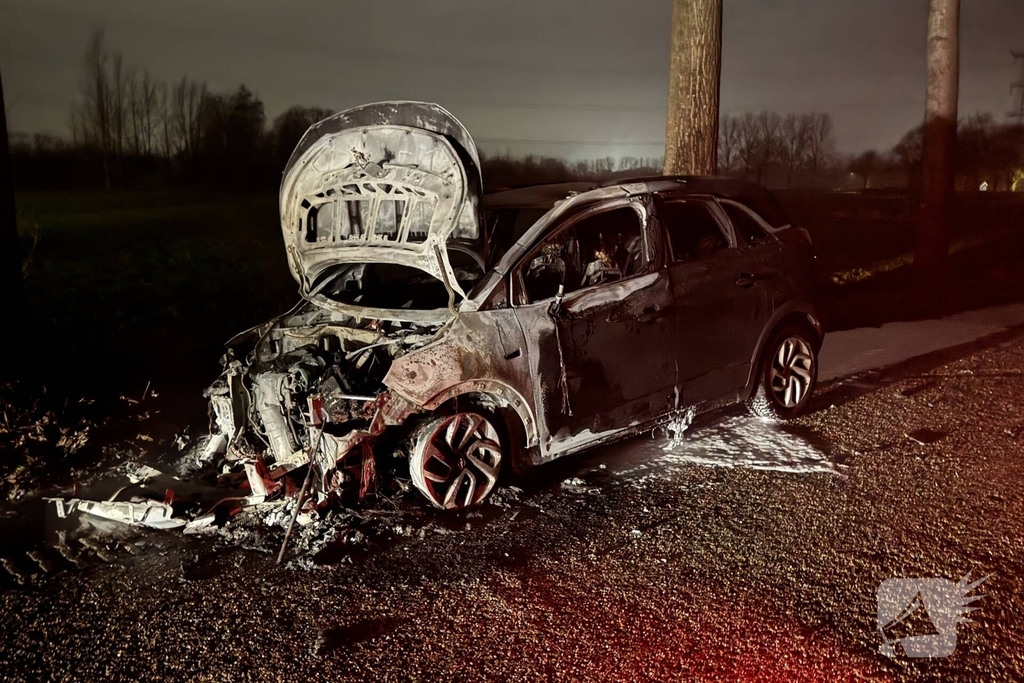 Auto vliegt tijdens rijden in brand