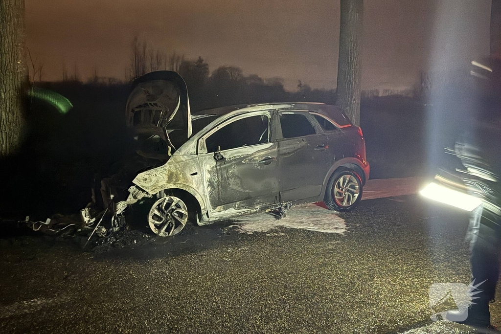 Auto vliegt tijdens rijden in brand