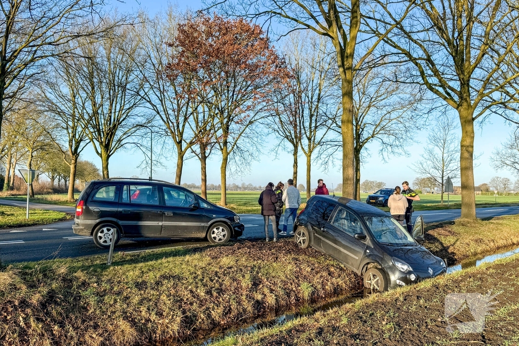 Aanrijding met twee voertuigen leidt tot wegafsluiting