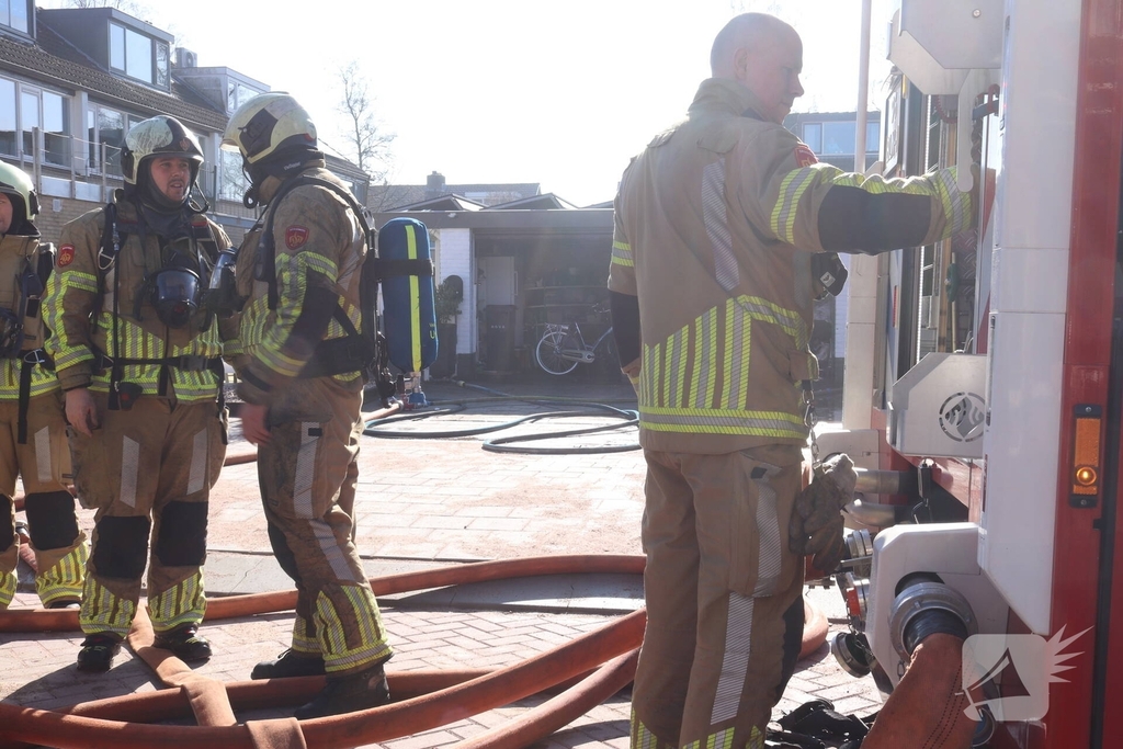 Brandweer stelt gasflessen veilig bij brand