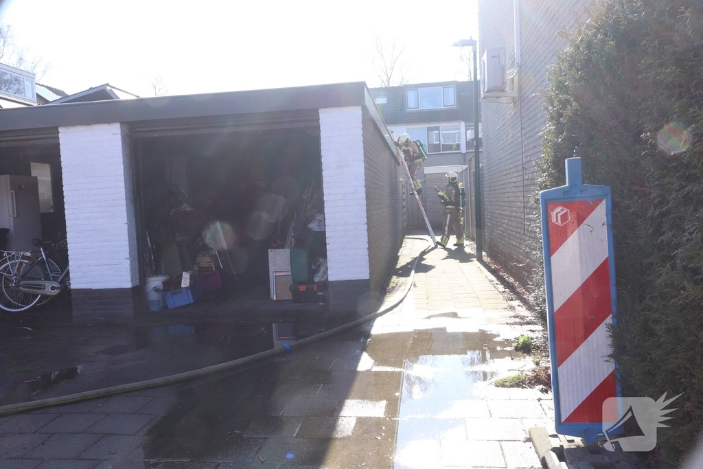 Brandweer stelt gasflessen veilig bij brand