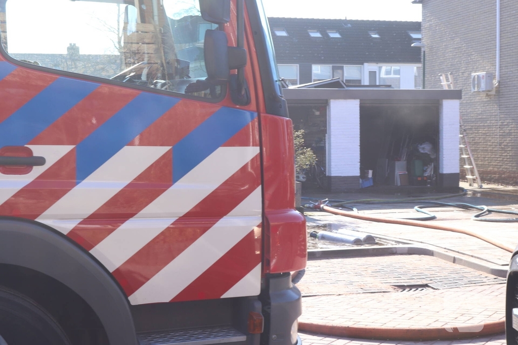Brandweer stelt gasflessen veilig bij brand