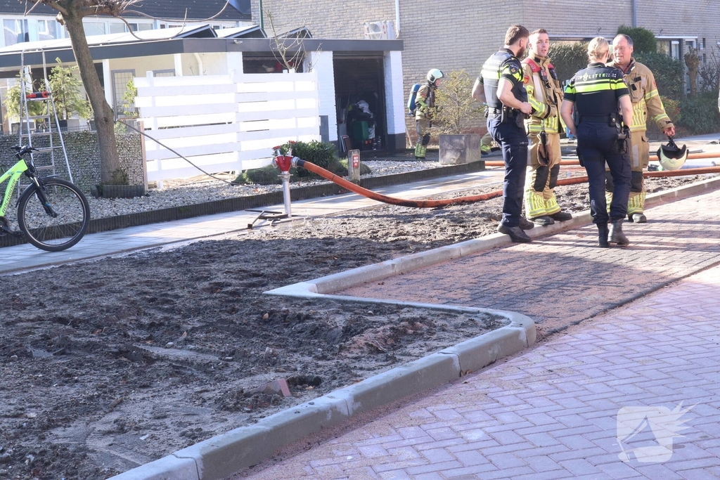 Brandweer stelt gasflessen veilig bij brand