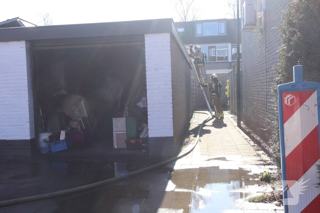 Brandweer stelt gasflessen veilig bij brand