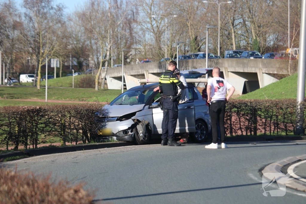 Brommobiel belandt in bosjes na botsing