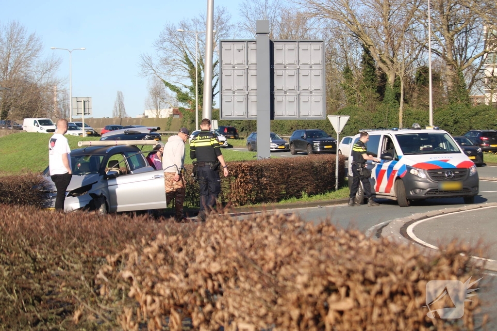 Brommobiel belandt in bosjes na botsing