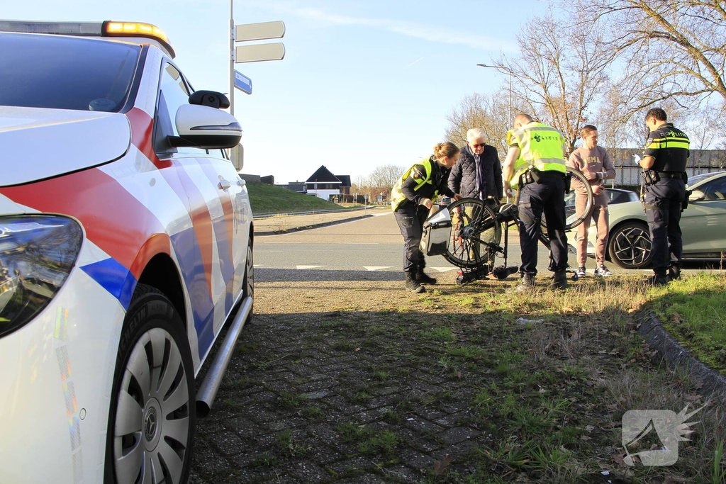 Fietser aangereden door auto na mogelijk negeren verkeerslicht