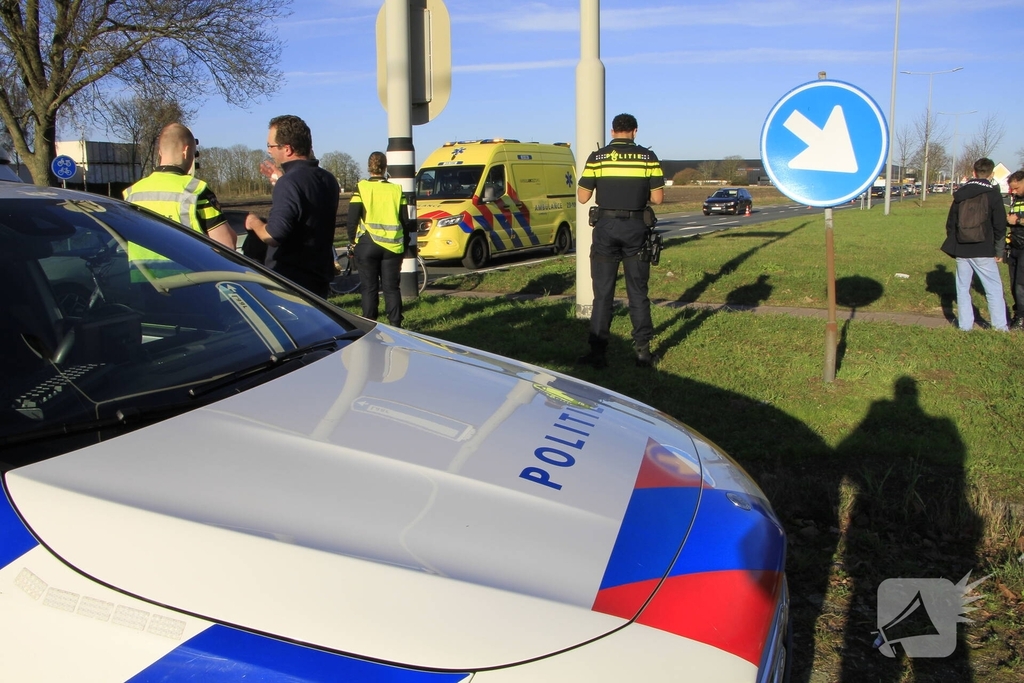 Fietser aangereden door auto na mogelijk negeren verkeerslicht