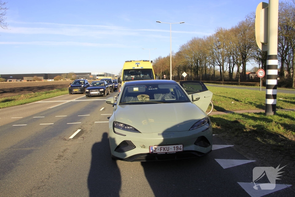 Fietser aangereden door auto na mogelijk negeren verkeerslicht